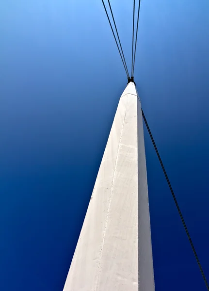 Architecture: White pillar with blue skies — Stock Photo, Image