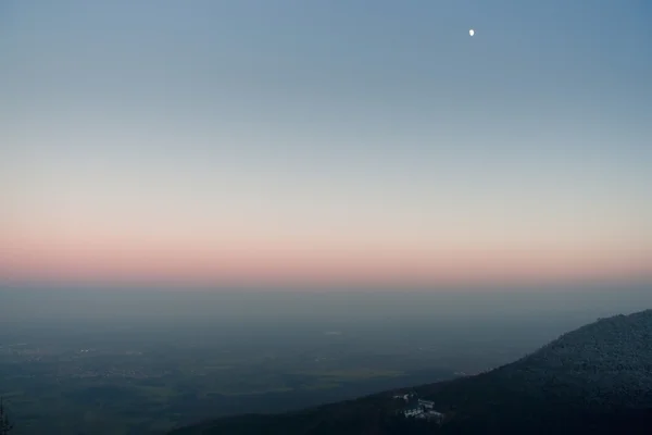 Alsasko: Le Mont St. Odile za soumraku — Stock fotografie