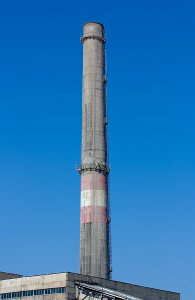 Tubo de chimenea contra el cielo azul — Foto de Stock