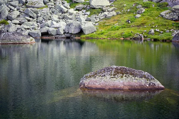 Fjellandskap. Stein på sjøen av kunstnere. Sibirsk naturP – stockfoto