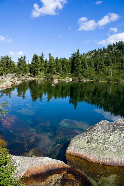 Paisaje de montaña. Lago de Artistas. Parque Natural de Siberia Ergak — Foto de Stock