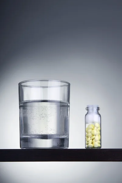 Glas en tabletten — Stockfoto