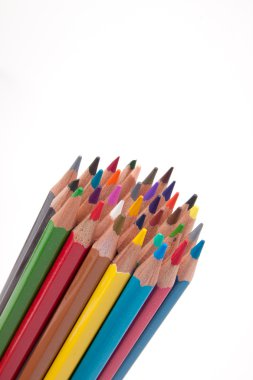 Beyaz üzerine izole edilmiş boya kalemleri