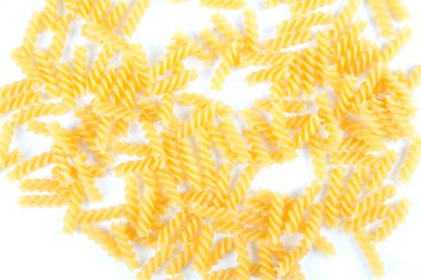 Beyaz arkaplanda Fusilli