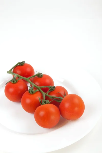 Свежие помидоры на тарелке — стоковое фото
