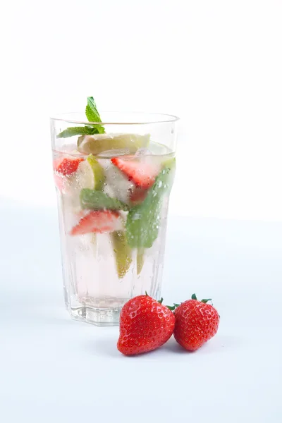 莫西多鸡尾酒与 strawberrt — 图库照片