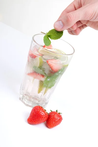 Mojito cocktail dengan strawberry — Stok Foto
