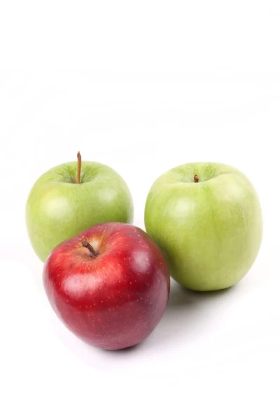 Три яблока изолированы на белом — стоковое фото