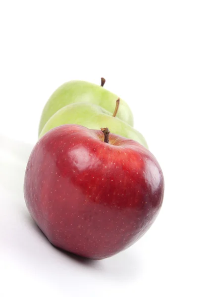 Tres manzanas aisladas en blanco — Foto de Stock