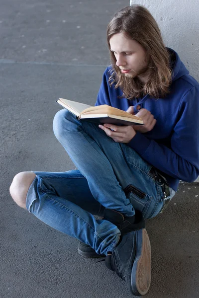 Młody człowiek z książką — Zdjęcie stockowe