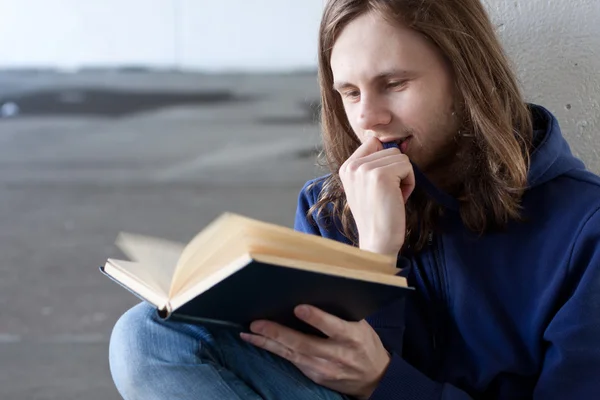 Молодий чоловік з книгою — стокове фото