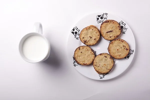 Chocolate chip cookies with cup of milk — Stock Photo, Image