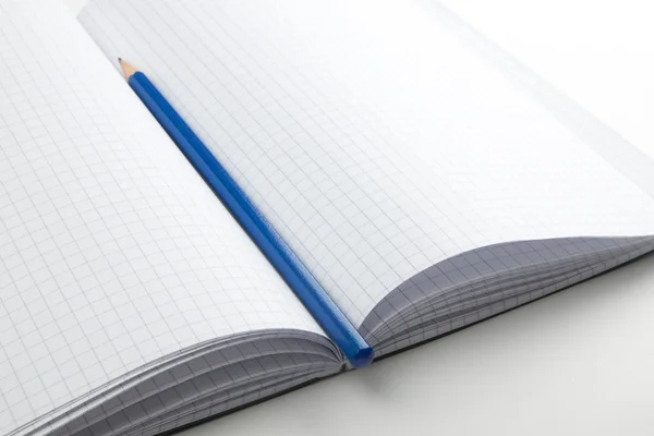 Bleistift auf Notizbuch — Stockfoto