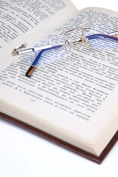Libro con occhiali da lettura — Foto Stock