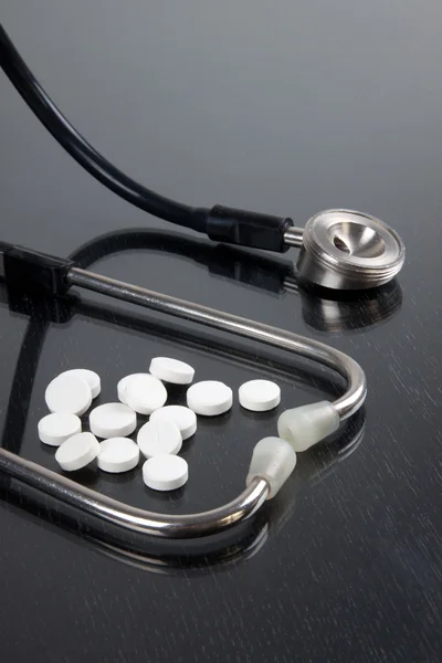 Stethoscope with tablets — Stock Photo, Image