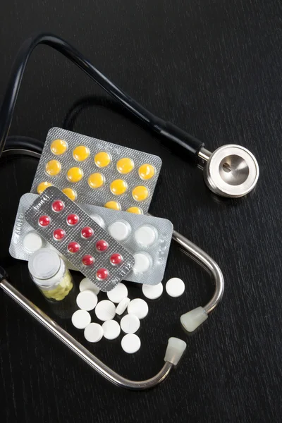 Stethoskop mit Tabletten — Stockfoto
