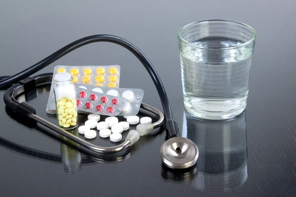 Tabletter och vatten — Stockfoto