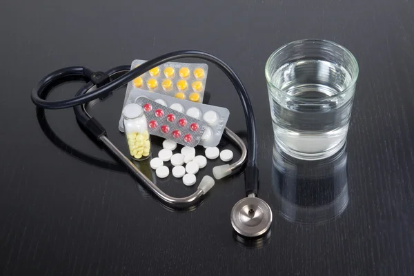 Tabletki i woda — Zdjęcie stockowe