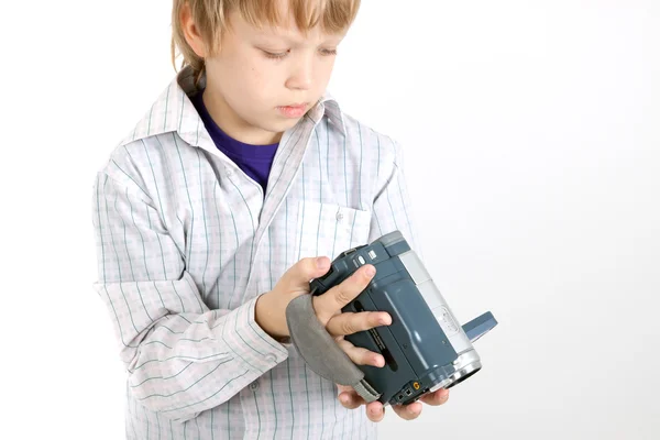 Chlapec hledající kameru — Stock fotografie
