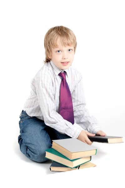 Fiatal fiú a könyvek — Stock Fotó