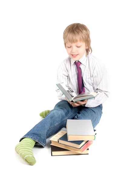 Ung pojke läser bok — Stockfoto