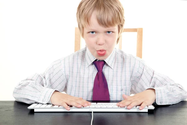 Junge mit Tastatur — Stockfoto