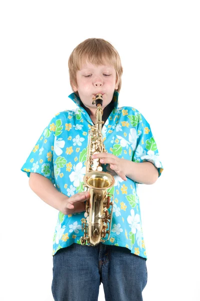 Garçon joue un saxophone — Photo