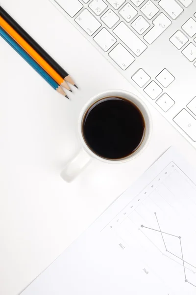 Diagram, pennor och kaffe — Stockfoto