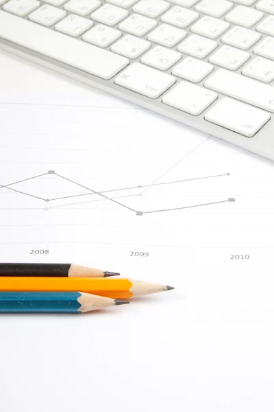 Diagram och pennor — Stockfoto
