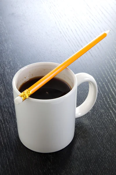 Bleistift auf einer Tasse — Stockfoto