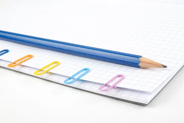 Büroklammern und Bleistift — Stockfoto
