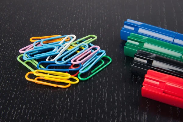 Paper clips and markers — Stock Photo, Image