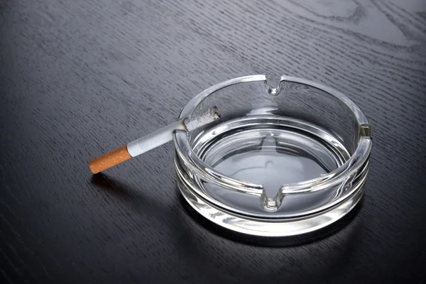 Cigarette et cendrier — Photo