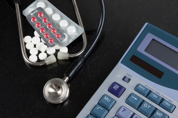Tabletten en rekenmachine — Stockfoto