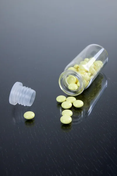 Tabletter på ett svart bord — Stockfoto