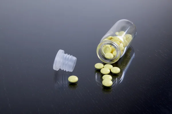 Tabletter på ett bord — Stockfoto
