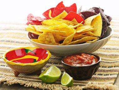 tortilla cips ve salsa