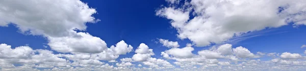 Niebieski zachmurzone niebo panorama — Zdjęcie stockowe