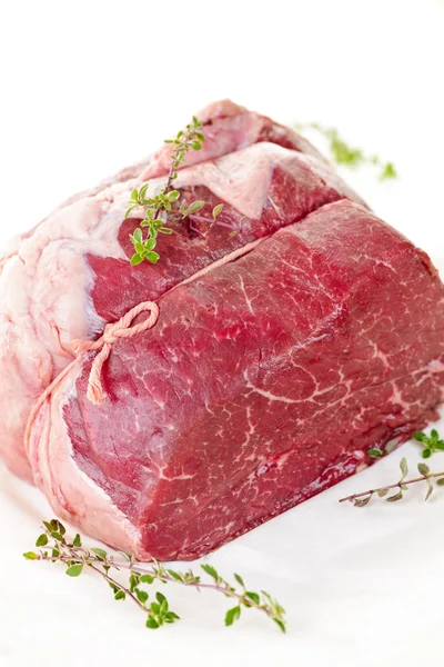 Carne de bovino crua assada — Fotografia de Stock