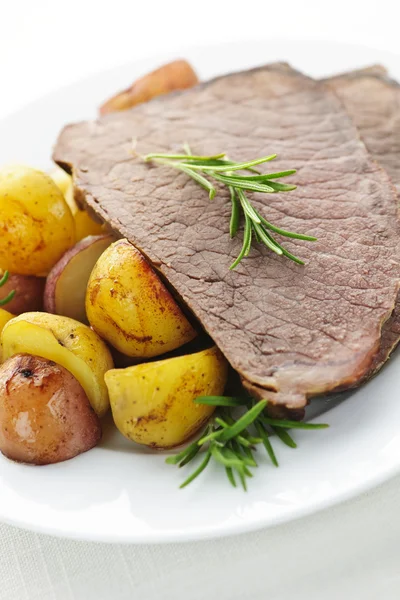 Carne de bovino assada e batatas — Fotografia de Stock