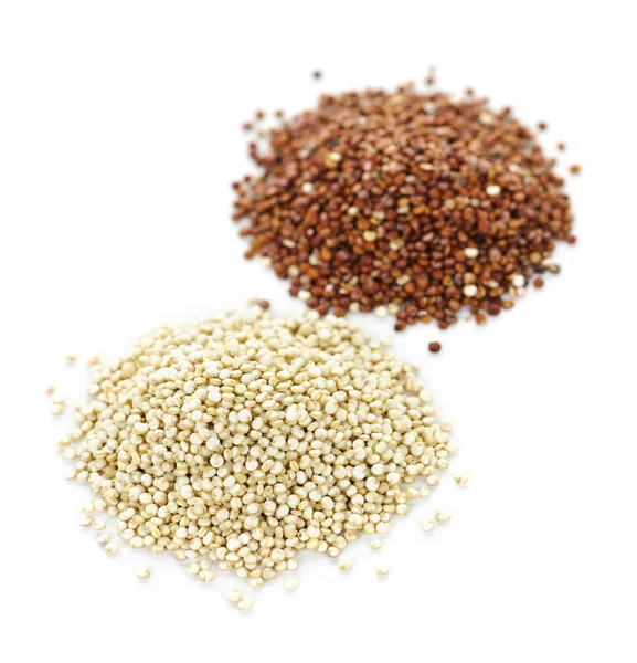 Branco e vermelho grãos de quinoa closeup — Fotografia de Stock
