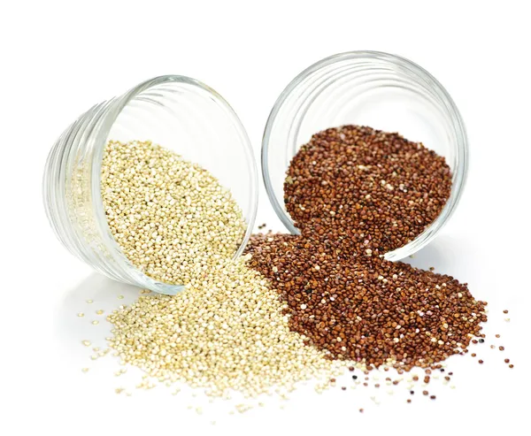 Grains de quinoa rouges et blancs dans des bols — Photo