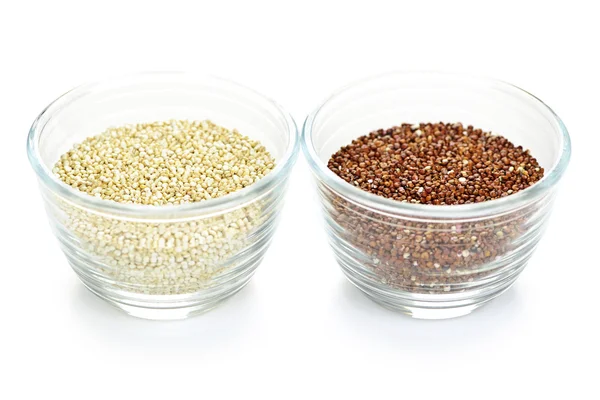 Rote und weiße Quinoa-Körner in Schalen — Stockfoto
