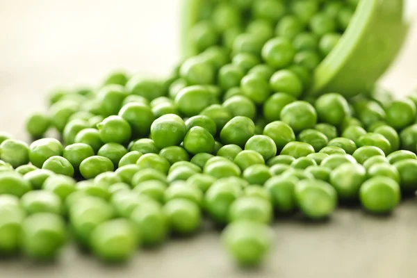 Spilled bowl of green peas — Stock Photo, Image