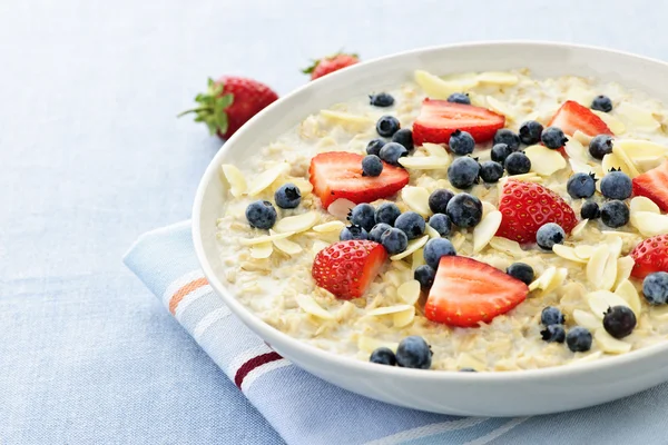 Oatmeal breakfast cereal with berries — Stock Photo, Image