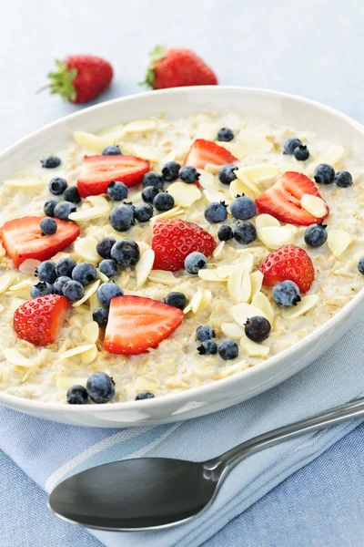 Bowl of oatmeal with berries — Stock Photo, Image