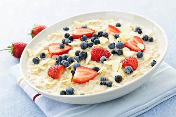 Oatmeal breakfast cereal with berries — Stock Photo, Image