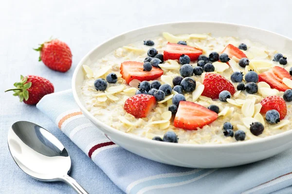 Bowl of oatmeal with berries — Stock Photo, Image