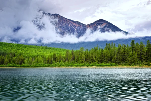 Górskie jezioro w parku narodowym jasper — Zdjęcie stockowe