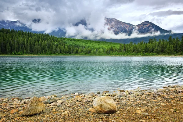 Lago de montaña en el Parque Nacional Jasper — Foto de Stock